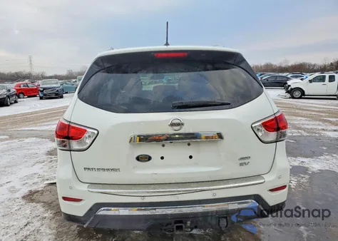 2015 Nissan Pathfinder S z USA, uszkodzony, nr VIN 5N1AR2MM3FC619648